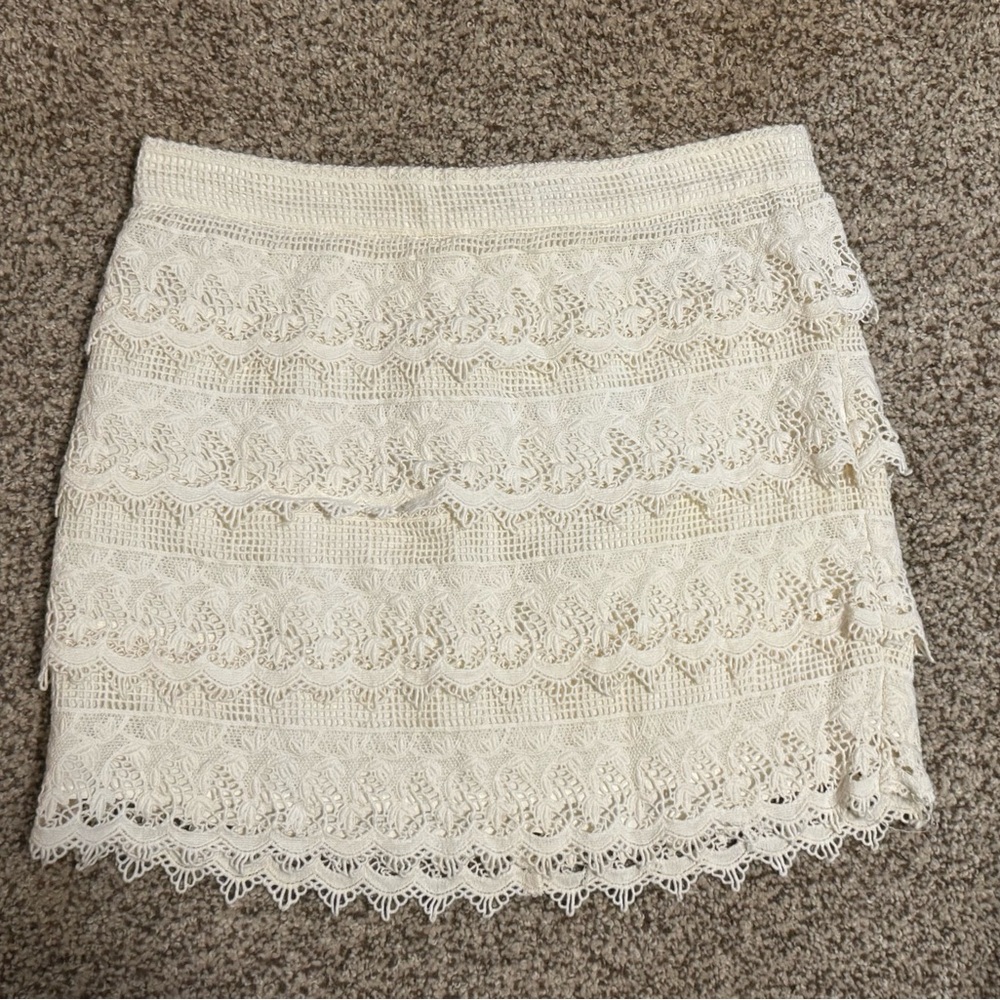 American Eagle Outfitters Cream Lace Tiered Mini Skirt, Size 6. EUC.